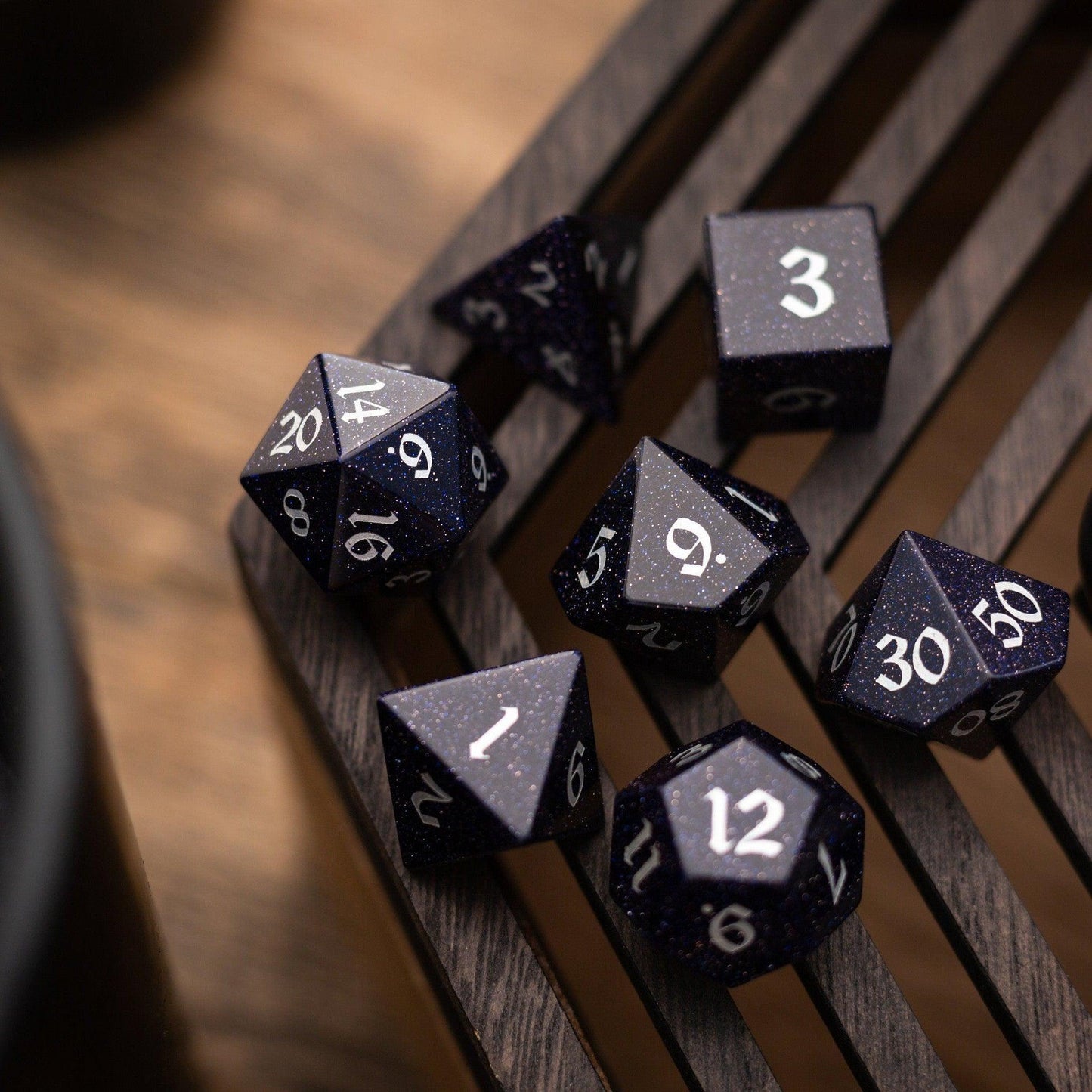 Juego de dados de DND de piedra arenisca azul y fuente plateada