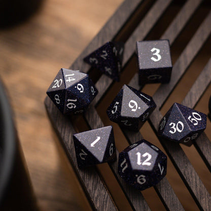 Juego de dados de DND de piedra arenisca azul y fuente plateada