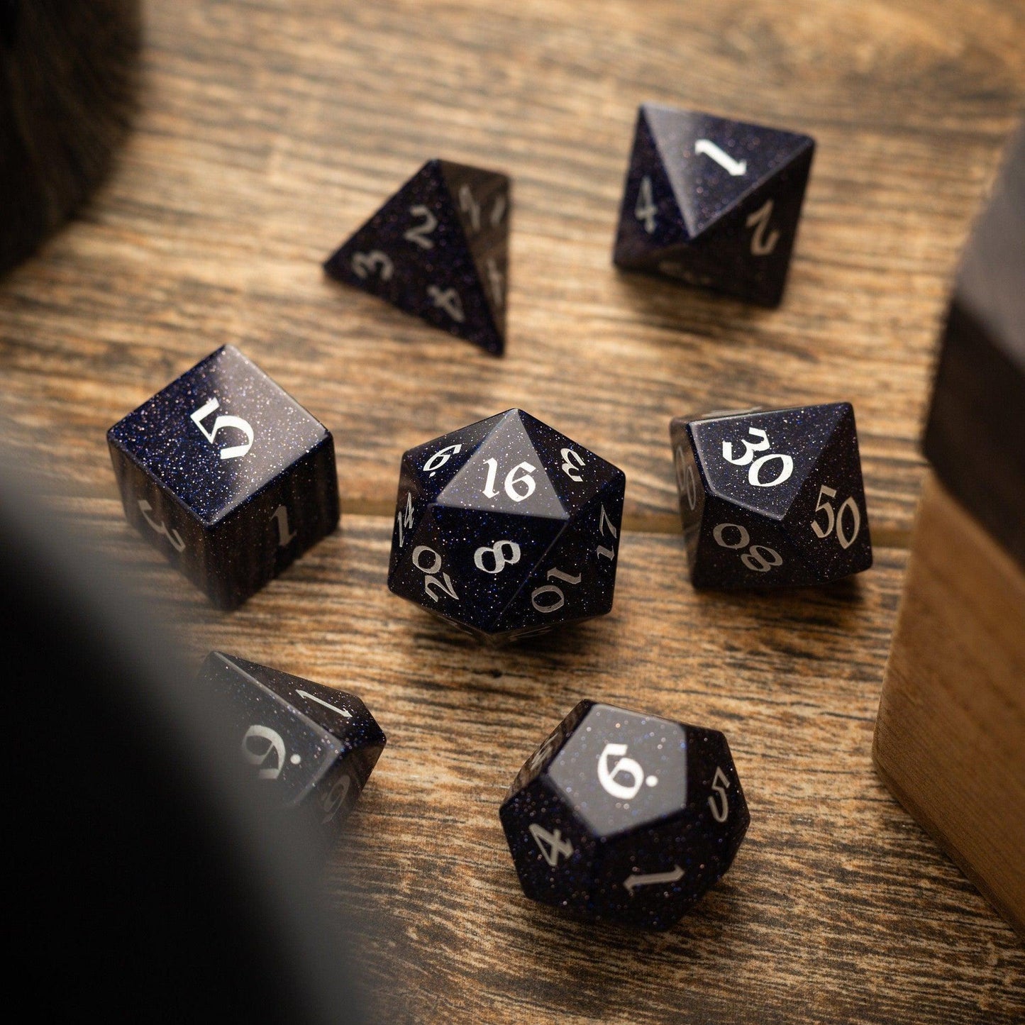 Juego de dados de DND de piedra arenisca azul y fuente plateada