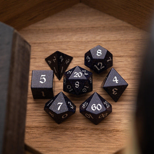 Juego de dados de DND de piedra arenisca azul y fuente plateada
