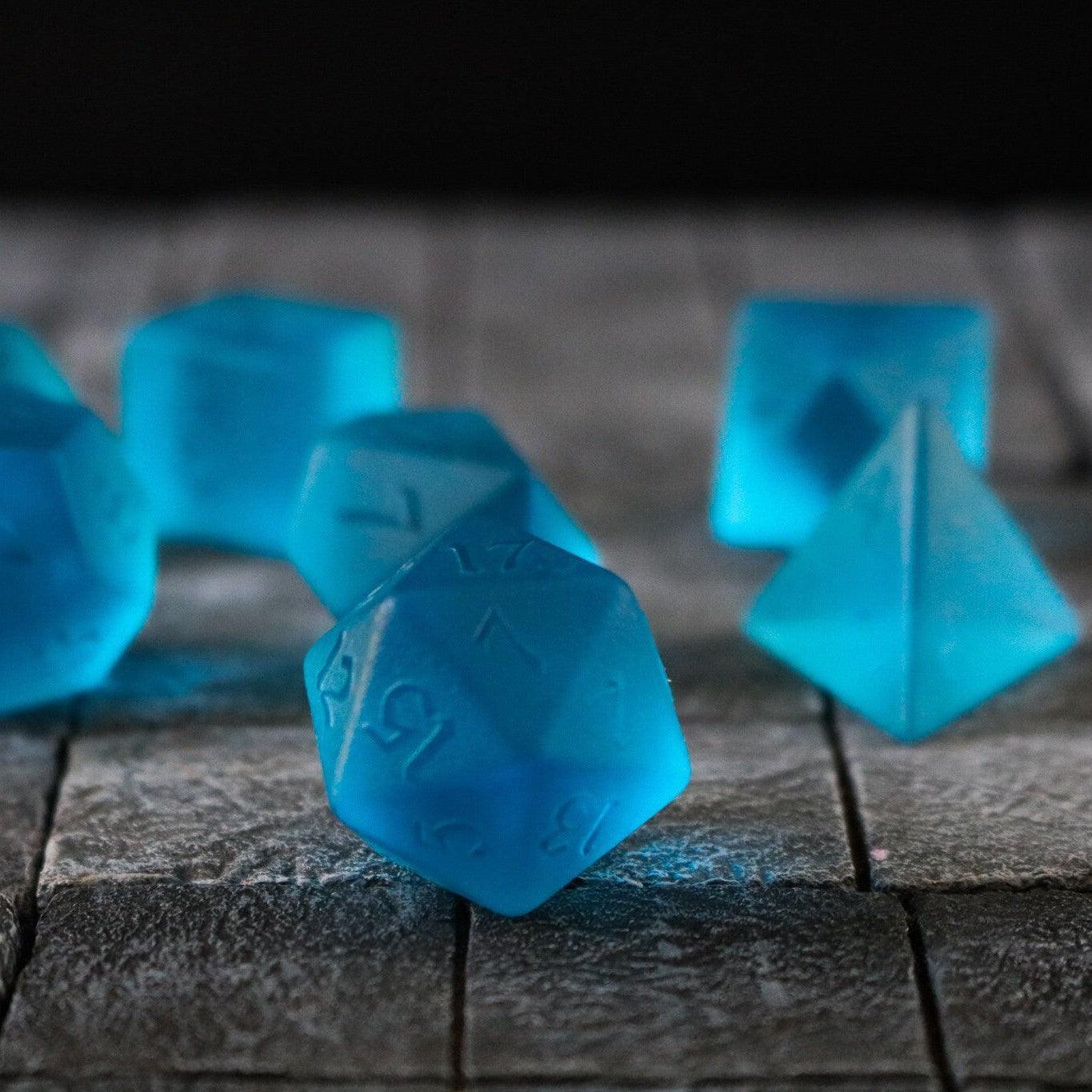 Juego de dados de calabozos y dragones de cristal tallado a mano de circón azul