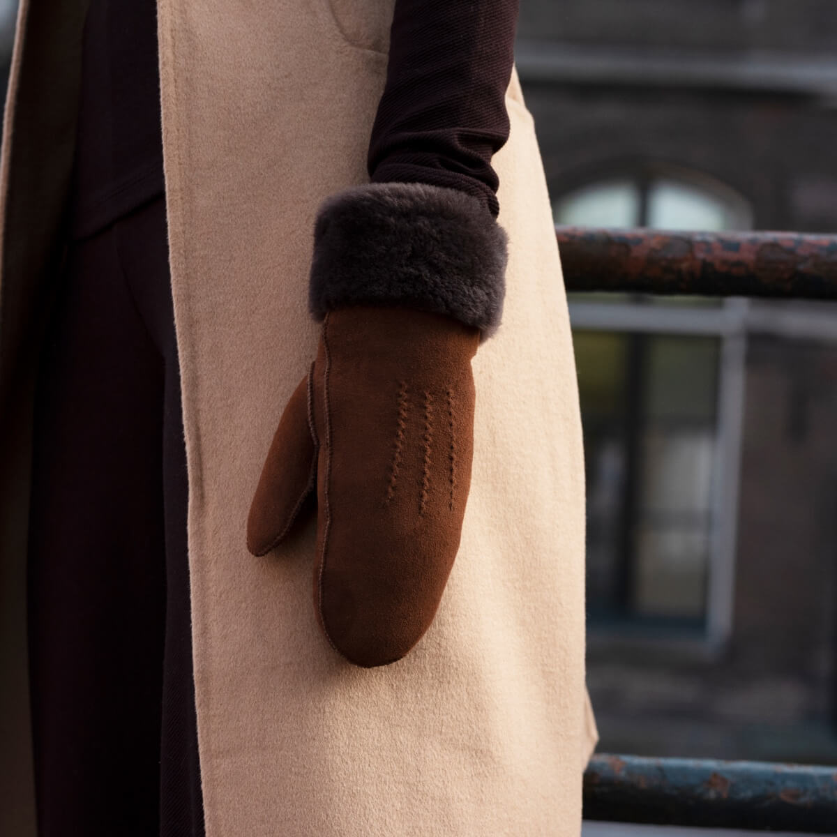 Brooke (brown) – Suede mittens with luxurious sheep fur lining — photo 4 of 10