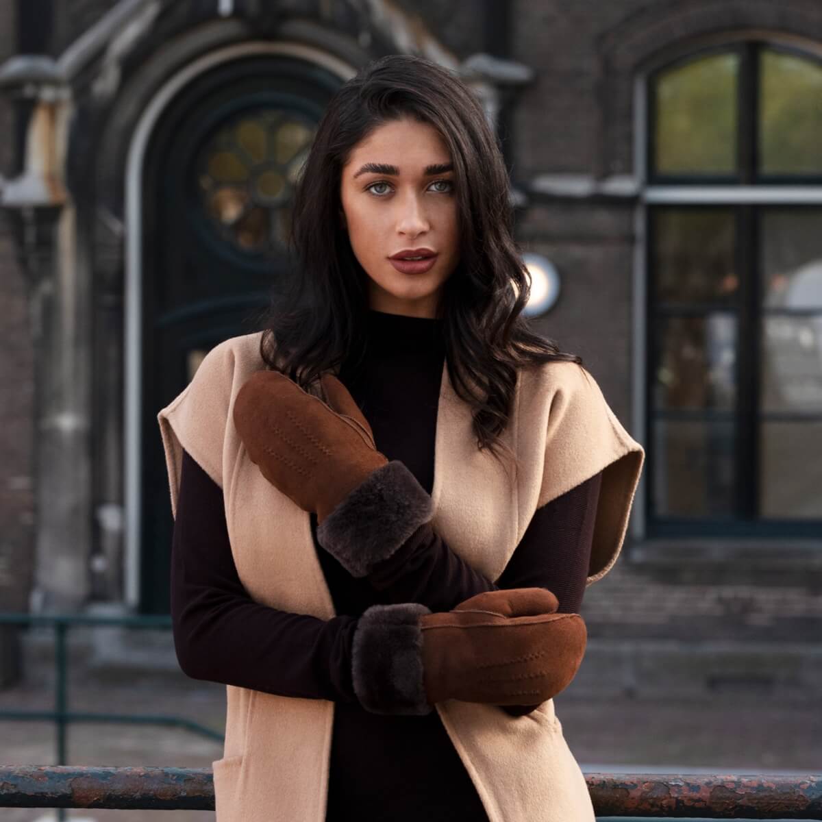 Brooke (brown) – Suede mittens with luxurious sheep fur lining — photo 5 of 10