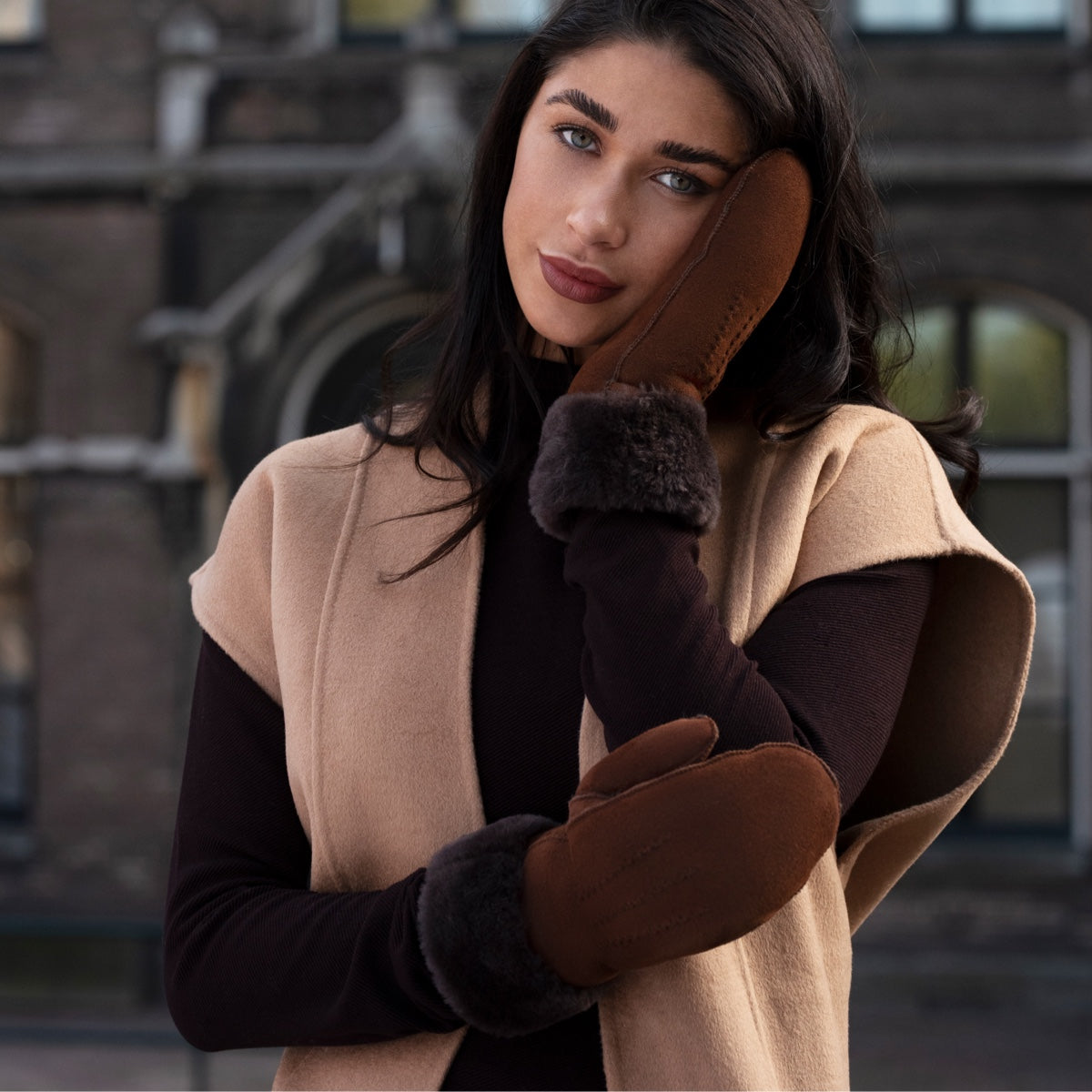 Brooke (brown) – Suede mittens with luxurious sheep fur lining — photo 6 of 10