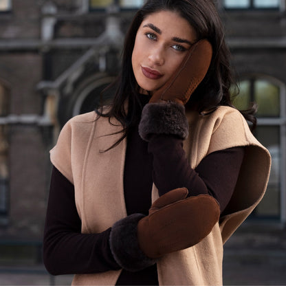 Brooke (brown) – Suede mittens with luxurious sheep fur lining — photo 6 of 10