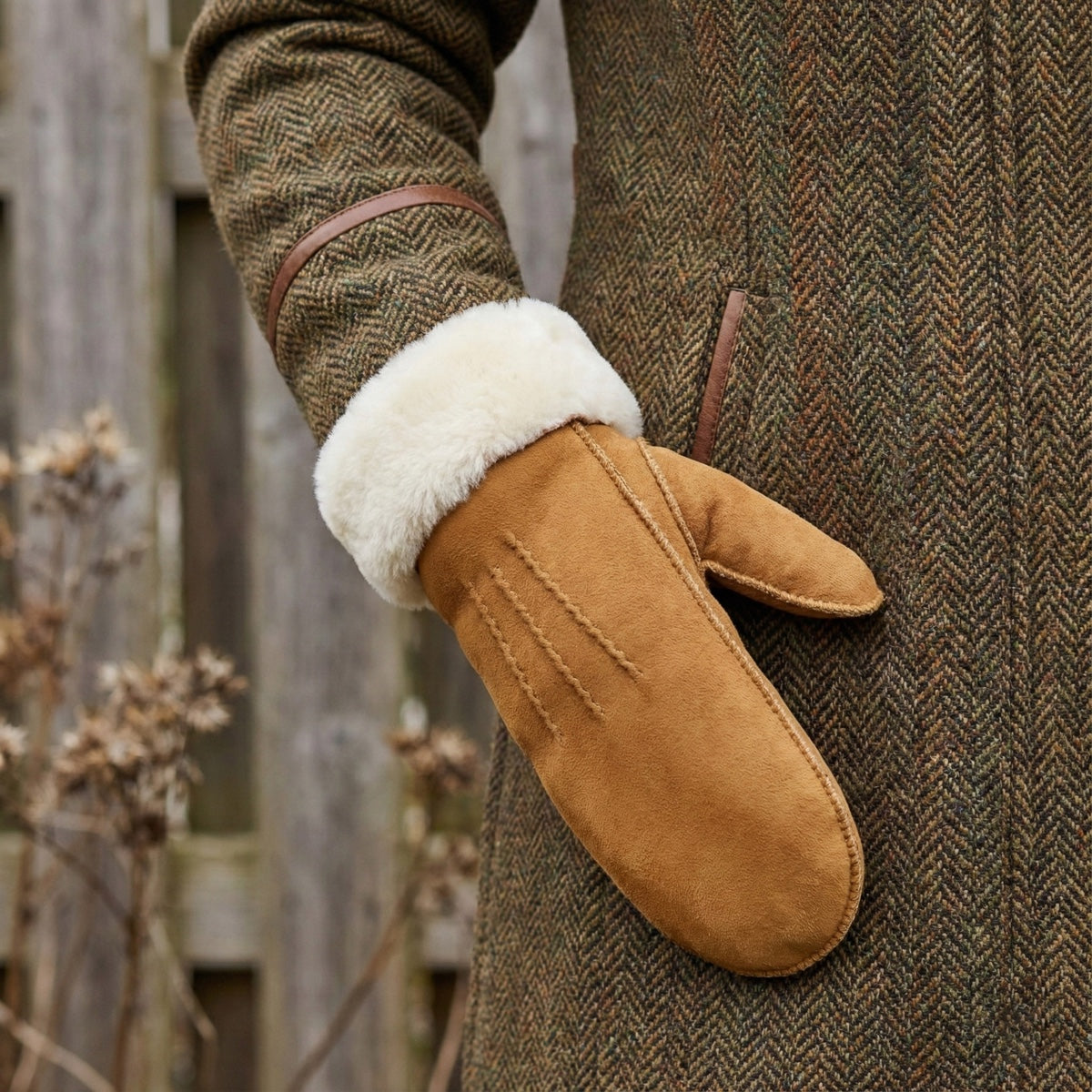 Brooke (camel) – Suede mittens with luxurious sheep fur lining — photo 4 of 6