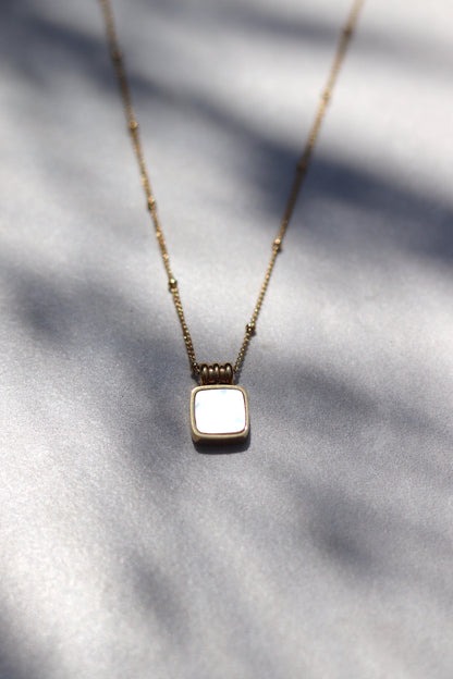 Dee Necklace – White Pendant Necklace in 18K Gold Plated Stainless Steel