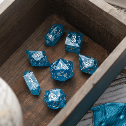 Weihnachtlicher blauer Schneeflocken-Harz-DND-Würfelsatz, handgefertigt