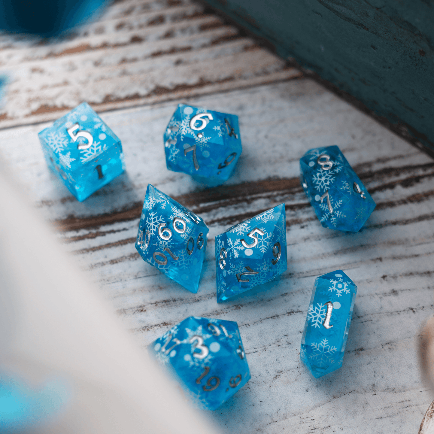 Weihnachtlicher blauer Schneeflocken-Harz-DND-Würfelsatz, handgefertigt
