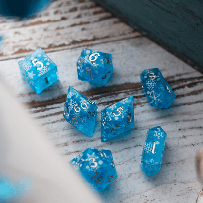 Weihnachtlicher blauer Schneeflocken-Harz-DND-Würfelsatz, handgefertigt
