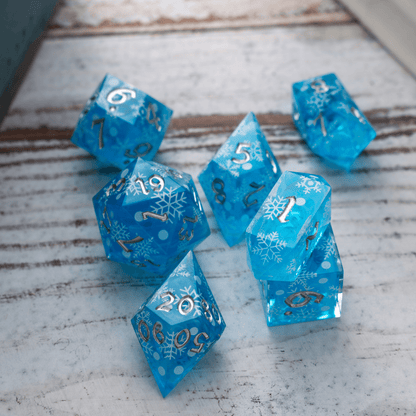 Weihnachtlicher blauer Schneeflocken-Harz-DND-Würfelsatz, handgefertigt