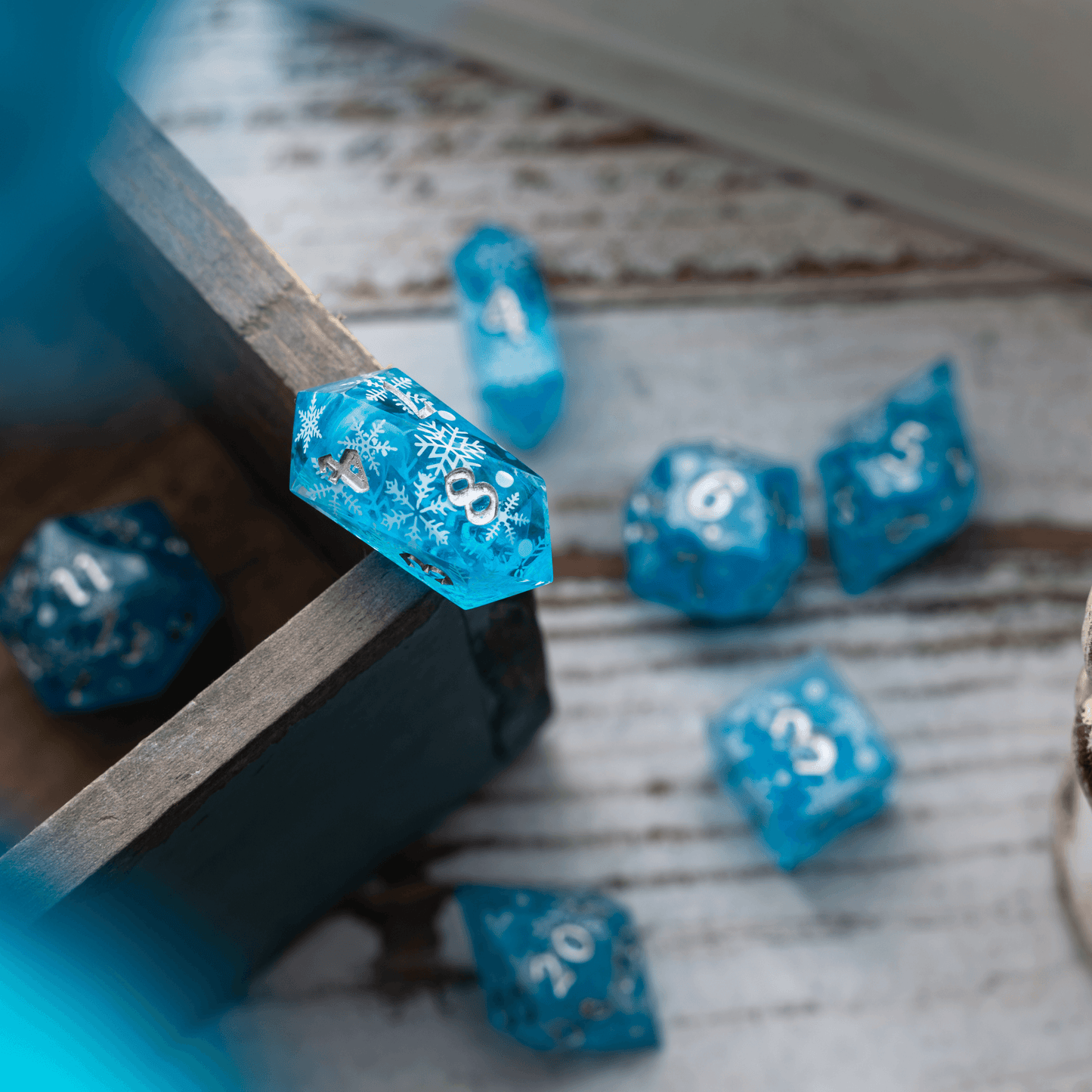 Weihnachtlicher blauer Schneeflocken-Harz-DND-Würfelsatz, handgefertigt