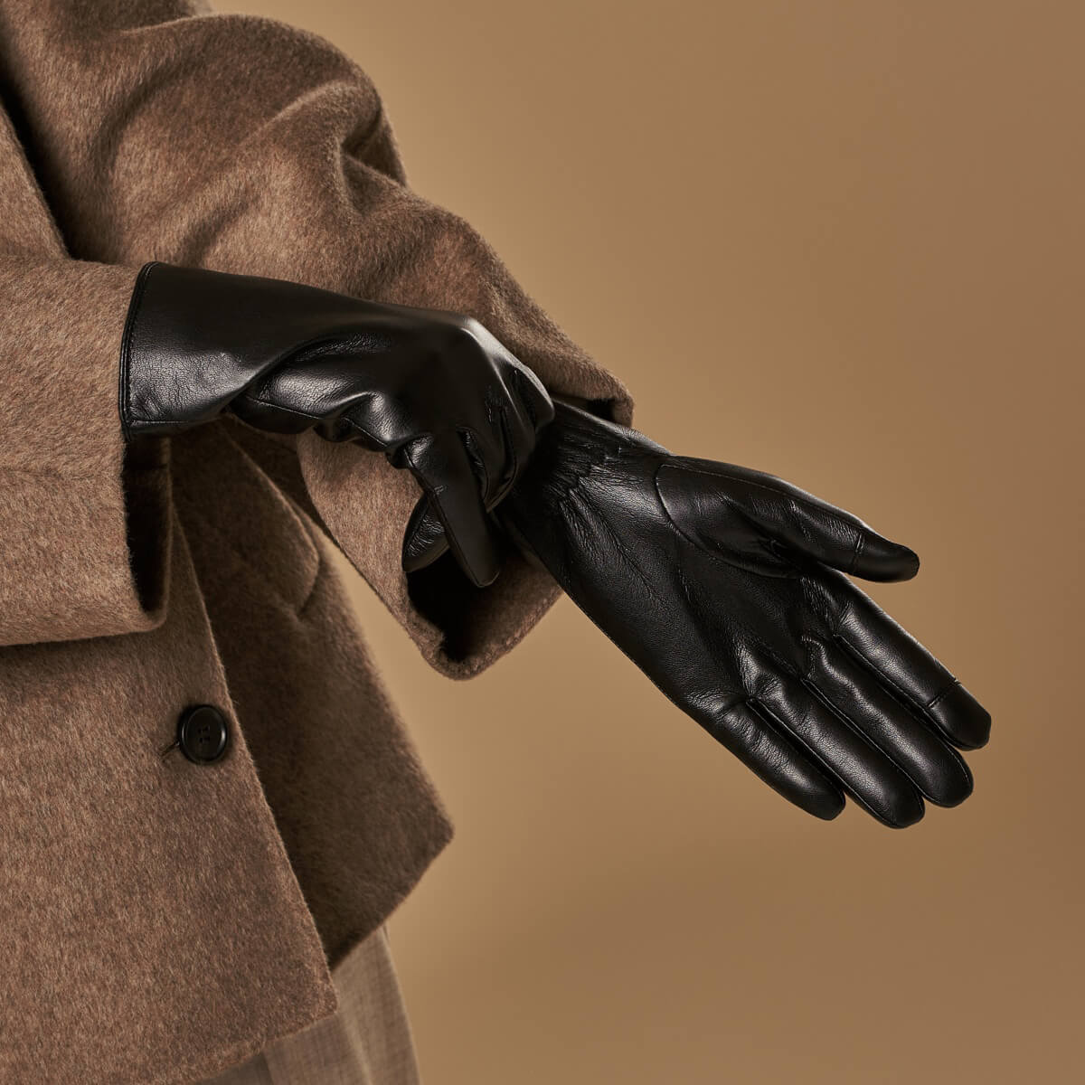 Daisy (black) – Vegan leather gloves with fleece lining & touchscreen feature — photo 4 of 9
