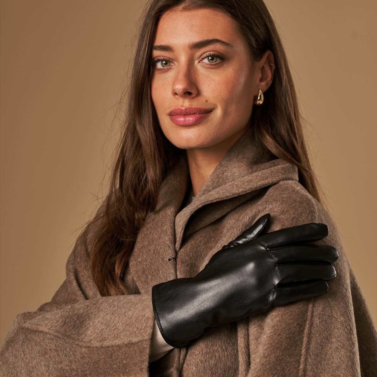 Daisy (black) – Vegan leather gloves with fleece lining & touchscreen feature — photo 2 of 9