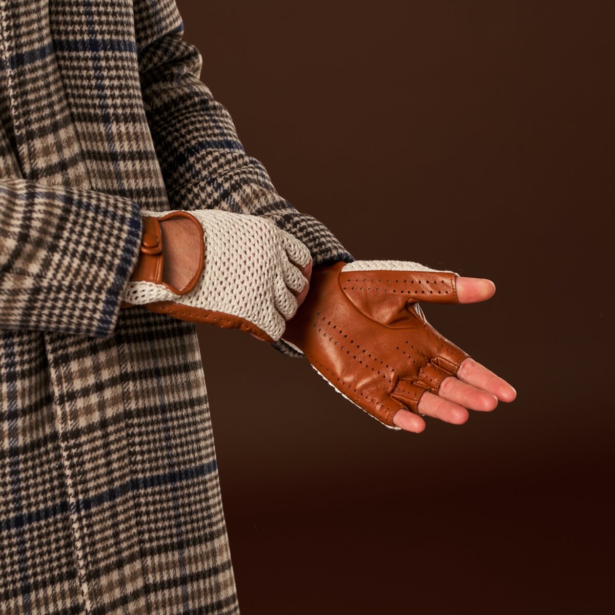 Dario (cognac) - Hand-sewn Italian crochet driving gloves from lambskin leather — photo 6 of 10