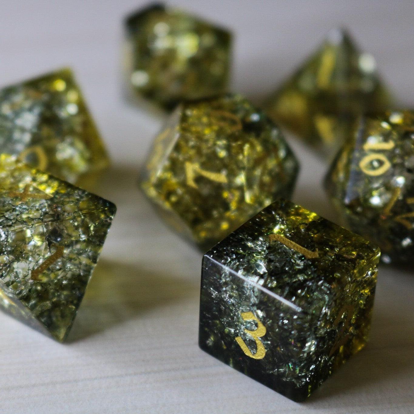Juego de dados DND de cristal Dark Sun (verde y amarillo) con fuego de forja