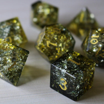 Juego de dados DND de cristal Dark Sun (verde y amarillo) con fuego de forja