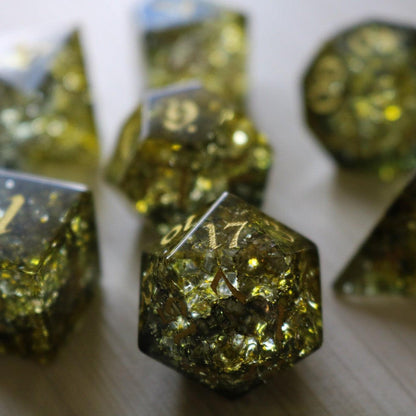 Juego de dados DND de cristal Dark Sun (verde y amarillo) con fuego de forja