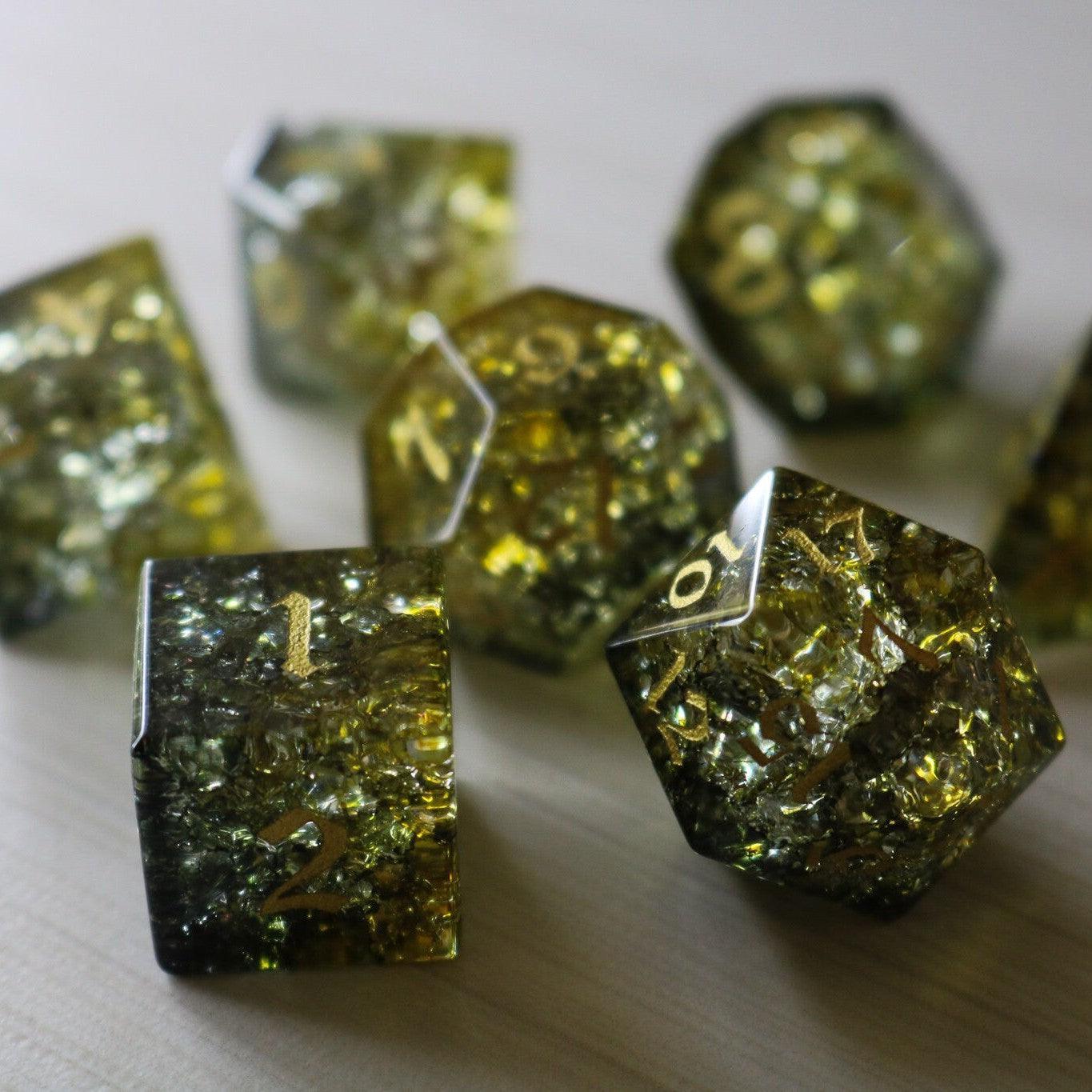Juego de dados DND de cristal Dark Sun (verde y amarillo) con fuego de forja