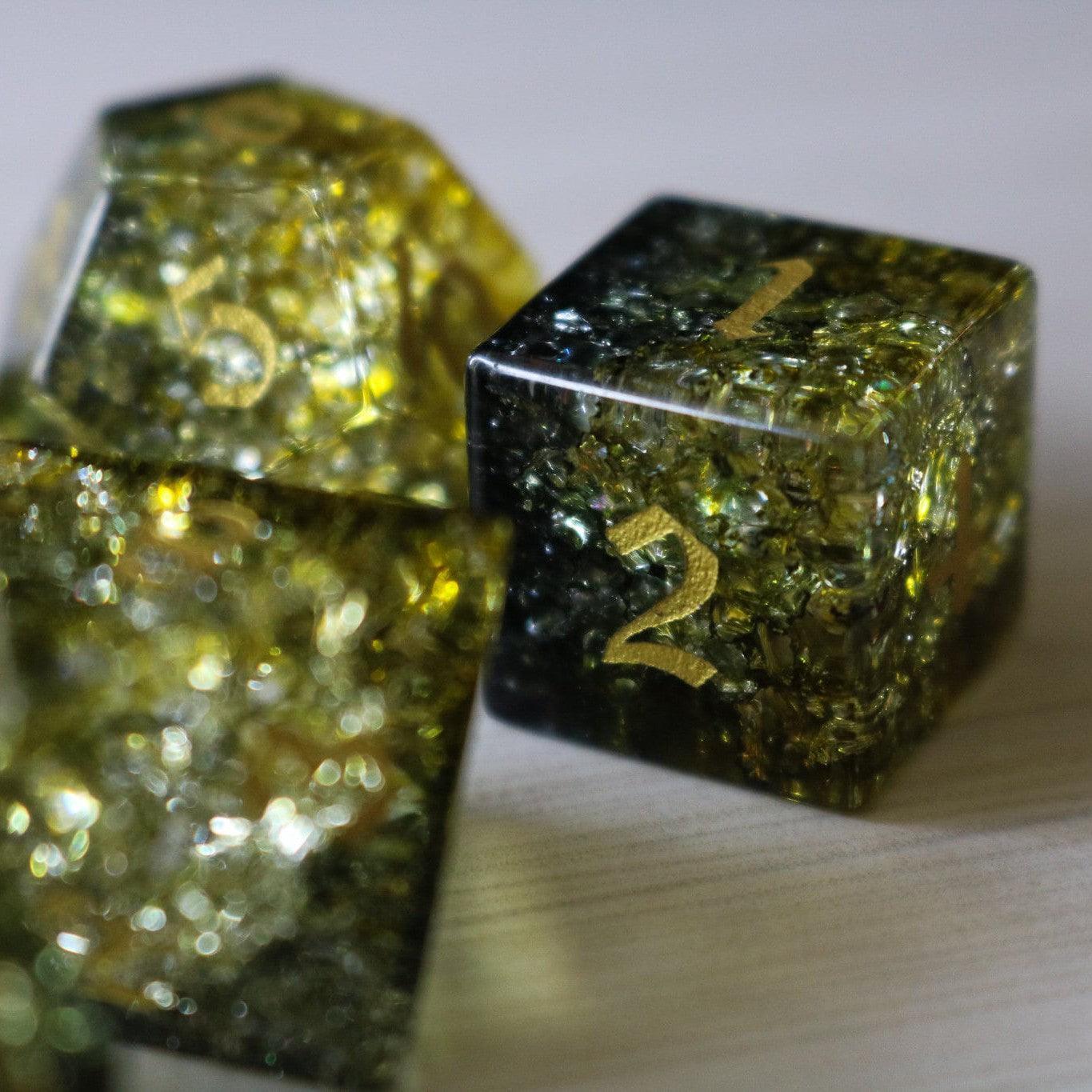 Juego de dados DND de cristal Dark Sun (verde y amarillo) con fuego de forja