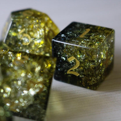 Juego de dados DND de cristal Dark Sun (verde y amarillo) con fuego de forja
