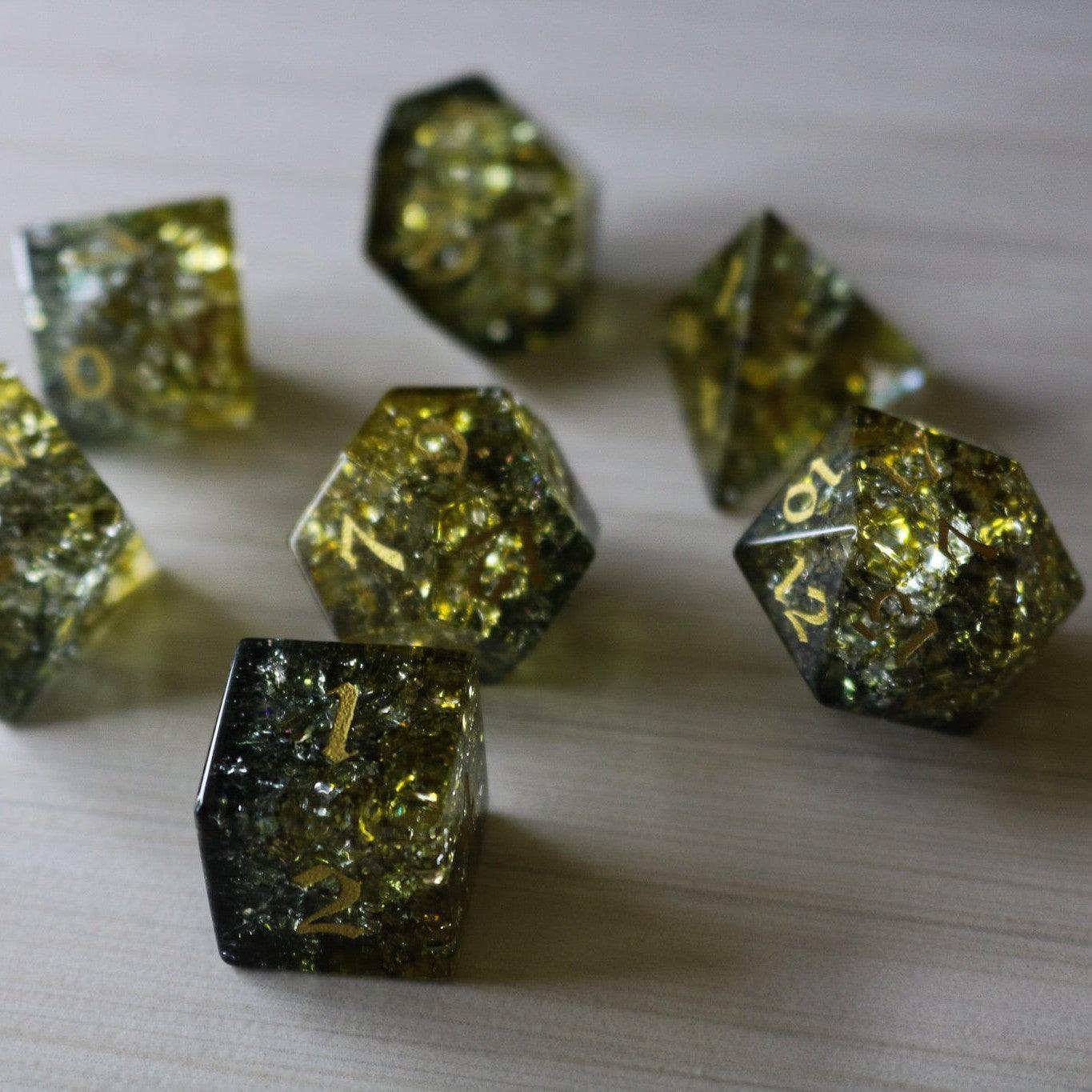 Juego de dados DND de cristal Dark Sun (verde y amarillo) con fuego de forja