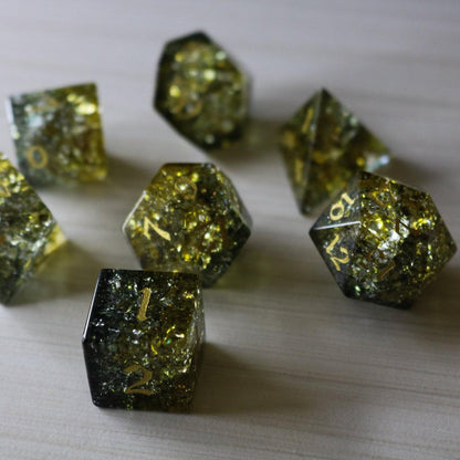 Juego de dados DND de cristal Dark Sun (verde y amarillo) con fuego de forja