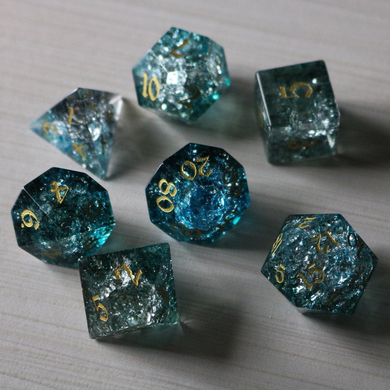 Juego de Dados DND Azul de Cristal con Diseño "Aguas Oscuras Forjan Fuego"