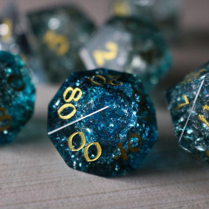 Juego de Dados DND Azul de Cristal con Diseño "Aguas Oscuras Forjan Fuego"