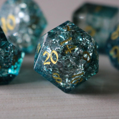 Juego de Dados DND Azul de Cristal con Diseño "Aguas Oscuras Forjan Fuego"