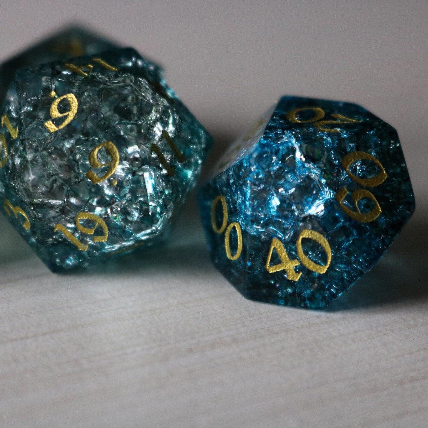 Juego de Dados DND Azul de Cristal con Diseño "Aguas Oscuras Forjan Fuego"