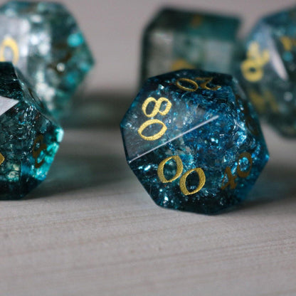 Juego de Dados DND Azul de Cristal con Diseño "Aguas Oscuras Forjan Fuego"