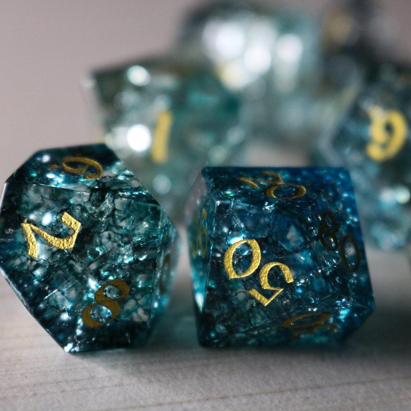 Juego de Dados DND Azul de Cristal con Diseño "Aguas Oscuras Forjan Fuego"