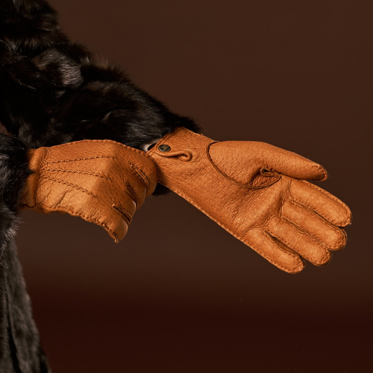 Donatella (brown) – Luxurious Italian peccary leather gloves with cashmere lining — photo 7 of 10