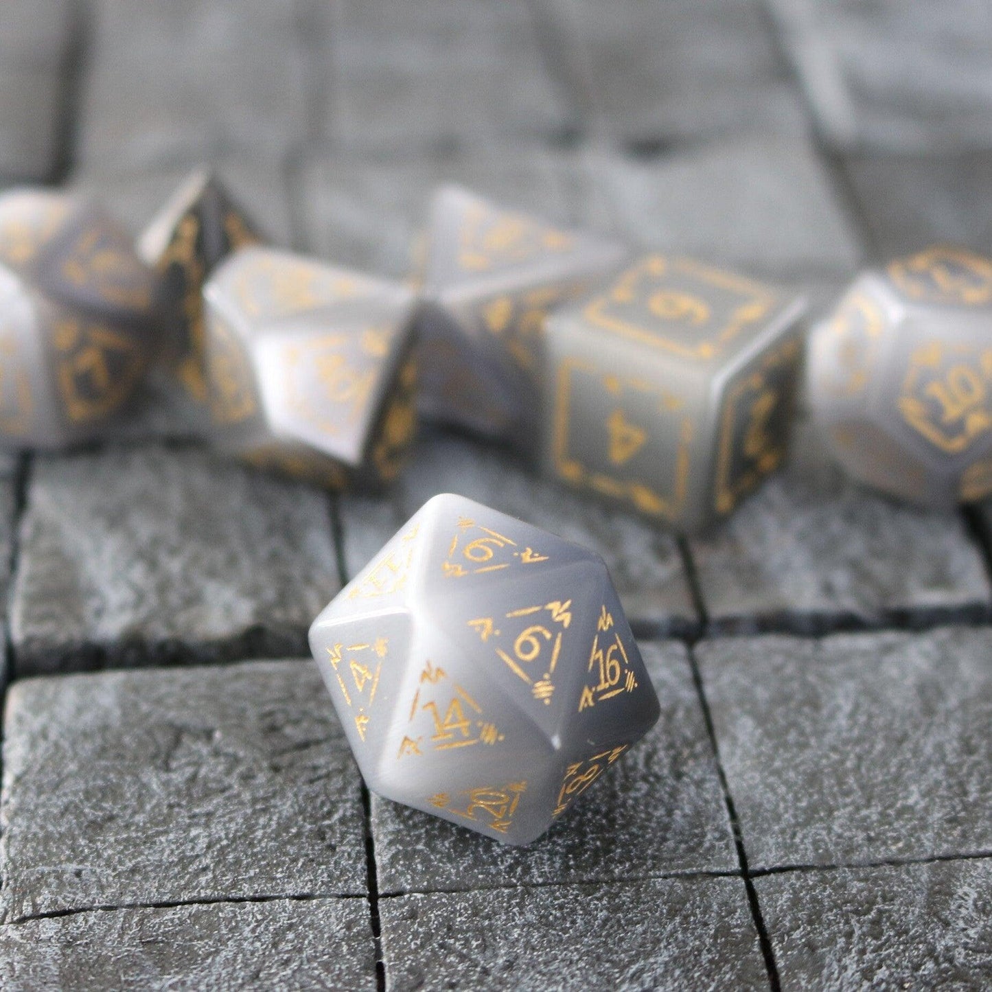 Juego de dados DND Dragon Shield de ojo de gato gris