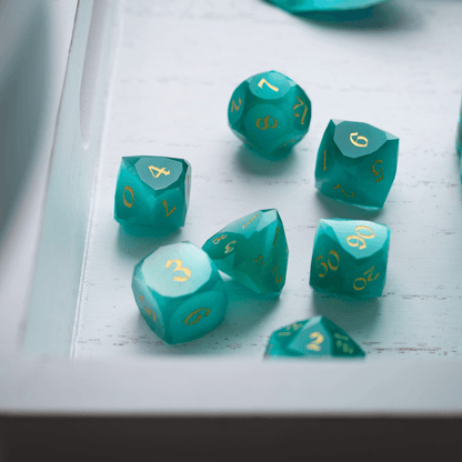 Zwergenhaft geschliffener Aquamarin-Katzenaugen-Edelstein Premium DND Würfel-Set