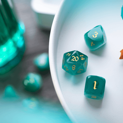 Zwergenhaft geschliffener Aquamarin-Katzenaugen-Edelstein Premium DND Würfel-Set