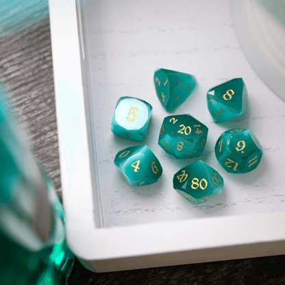Zwergenhaft geschliffener Aquamarin-Katzenaugen-Edelstein Premium DND Würfel-Set