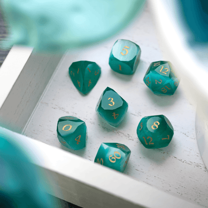 Zwergenhaft geschliffener Aquamarin-Katzenaugen-Edelstein Premium DND Würfel-Set
