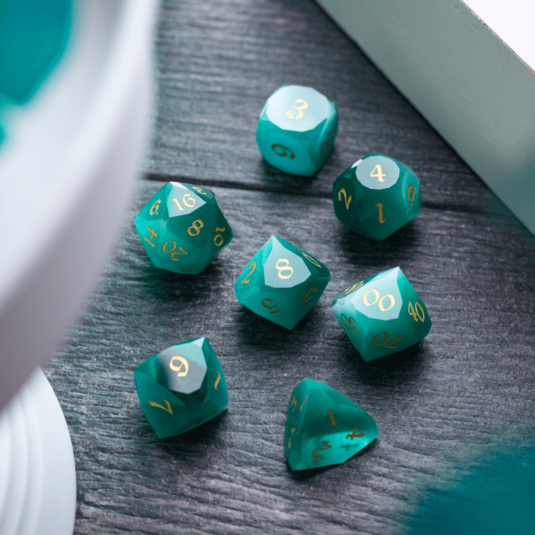 Zwergenhaft geschliffener Aquamarin-Katzenaugen-Edelstein Premium DND Würfel-Set