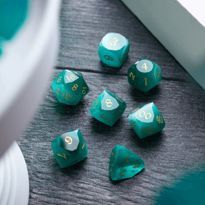 Zwergenhaft geschliffener Aquamarin-Katzenaugen-Edelstein Premium DND Würfel-Set