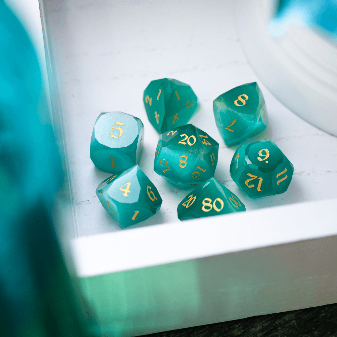Zwergenhaft geschliffener Aquamarin-Katzenaugen-Edelstein Premium DND Würfel-Set