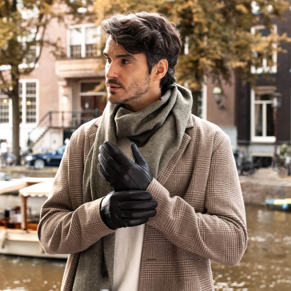 Elijah (black) – Timeless sheepskin leather gloves with luxurious cashmere lining & touchscreen capability — photo 7 of 10