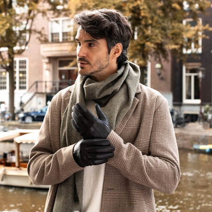 Elijah (black) – Timeless sheepskin leather gloves with luxurious cashmere lining & touchscreen capability — photo 7 of 10