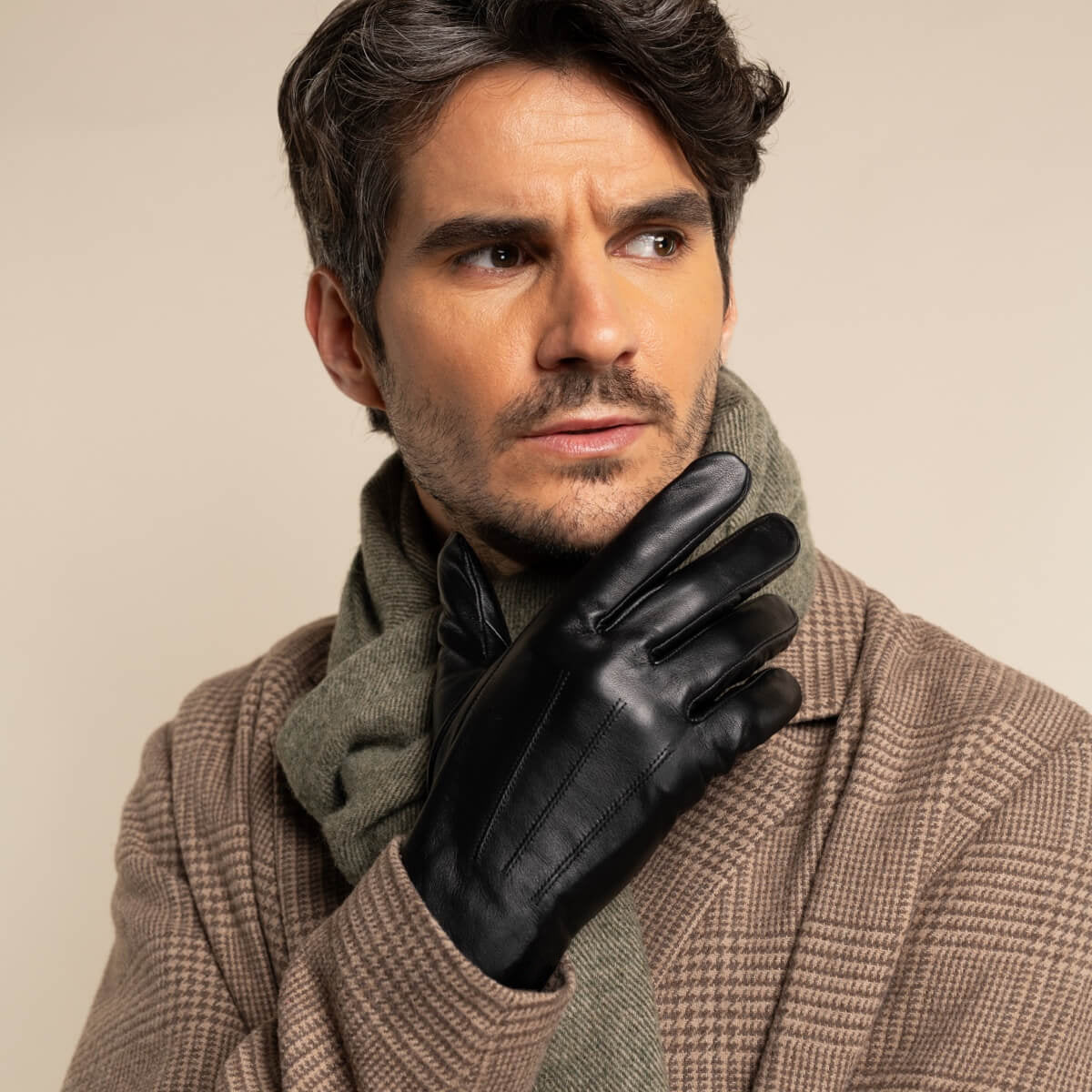 Elijah (black) – Timeless sheepskin leather gloves with luxurious cashmere lining & touchscreen capability — photo 2 of 10