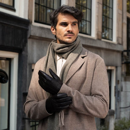 Elijah (black) – Timeless sheepskin leather gloves with luxurious cashmere lining & touchscreen capability — photo 8 of 10
