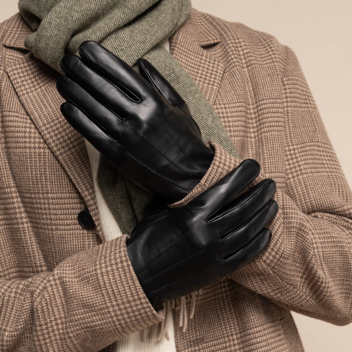 Elijah (black) – Timeless sheepskin leather gloves with luxurious cashmere lining & touchscreen capability — photo 9 of 10