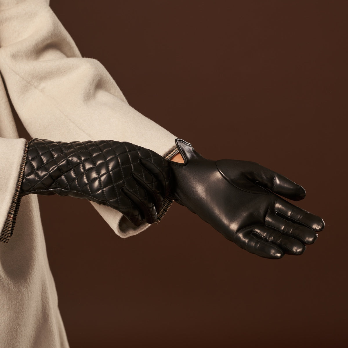 Emilia (black) - Classic Italian lambskin leather gloves with cashmere lining and checkered pattern — photo 10 of 10