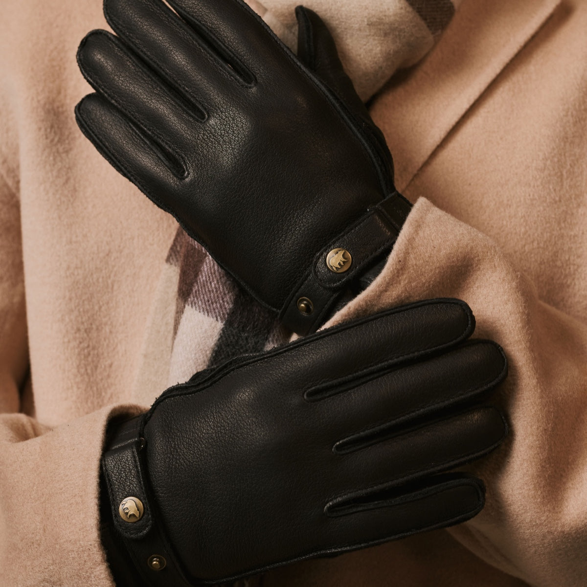 Emilio (black) – Luxurious deerskin gloves with cashmere lining and adjustable snap button — photo 4 of 10