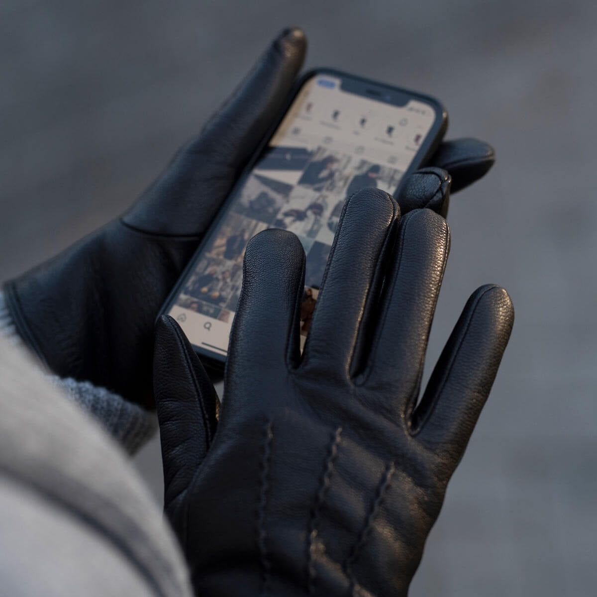 Evelyn (black) - Goatskin leather gloves with soft lambswool lining and touchscreen feature — photo 4 of 10